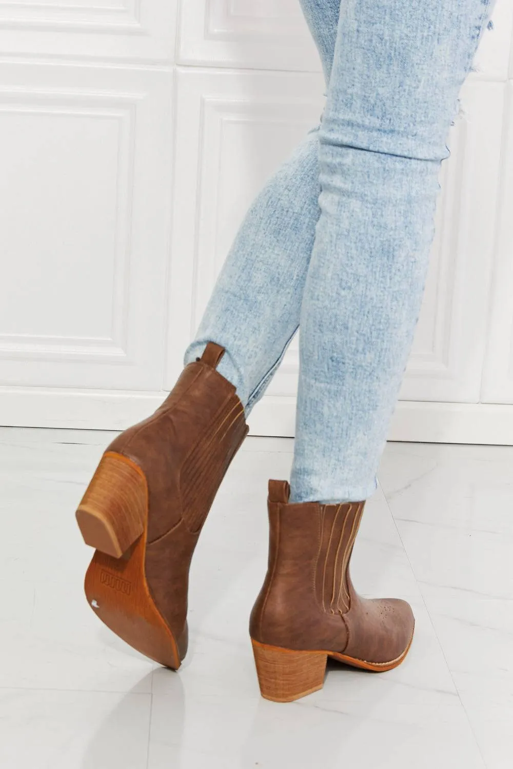 Love Journey - Stacked Heel Chelsea Boot in Chestnut For Women